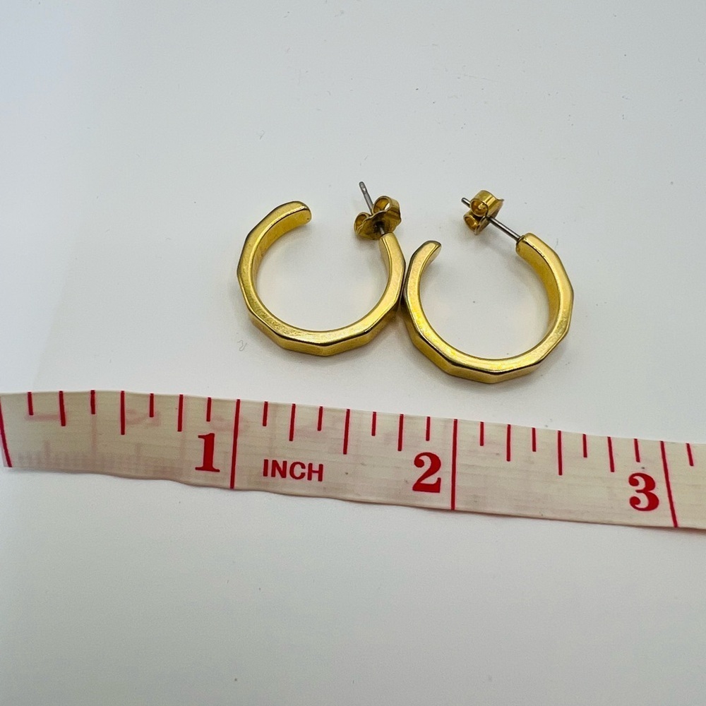 Vintage Gold Tone Hoop Earrings – Faceted Design – Approx. 1” Diameter - Picture 2 of 3